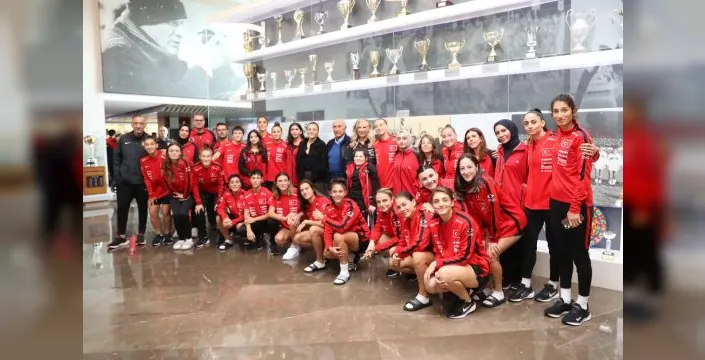 Kadın milli takımına Riva'da destek ziyareti