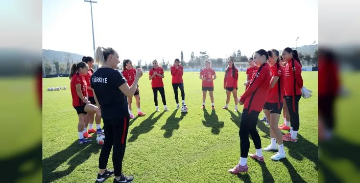 Kadın milliler Slovenya deplasmanında play-off turu için sahaya çıkıyor