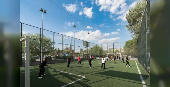 Karşıyaka'da okul bahçesi öğrenci talepleriyle yenilendi