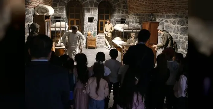 Karslı öğrenciler tarihi yerleri tanıyor