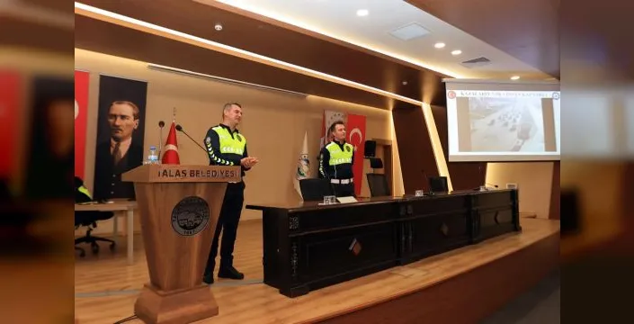 Kayseri Talas'ta emniyet kemeri eğitimi simülasyonla verildi