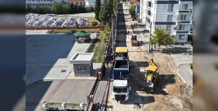 Kırkağaç'ta 1 kilometrelik yola 4 bin ton asfalt