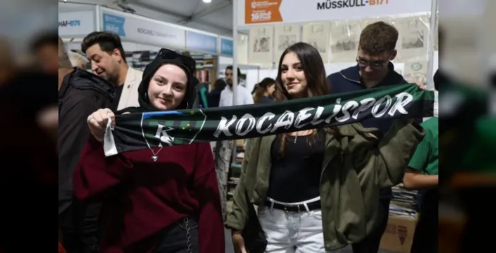 Kocaelispor, kitap fuarında hediyelerle taraftarları sevindirdi