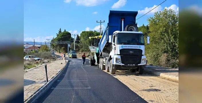 Köprübaşı'nda sıcak asfalt serimi sürüyor