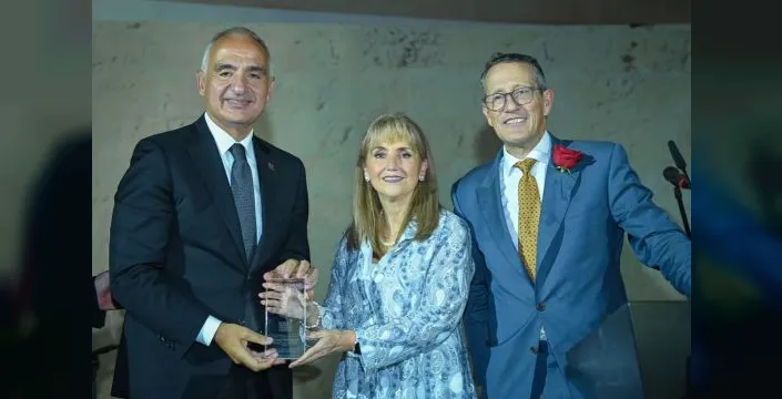Kültür ve turizm bakanı Ersoy'a WTTC'den ödül verildi