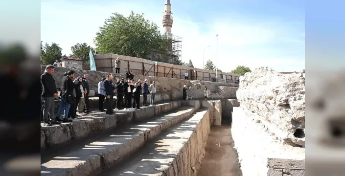 Larende bölgesinde tarihi kapı ve sur duvarları keşfedildi