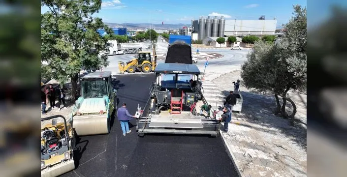 Manisa'da 2 kilometrelik yola sıcak asfalt döküldü