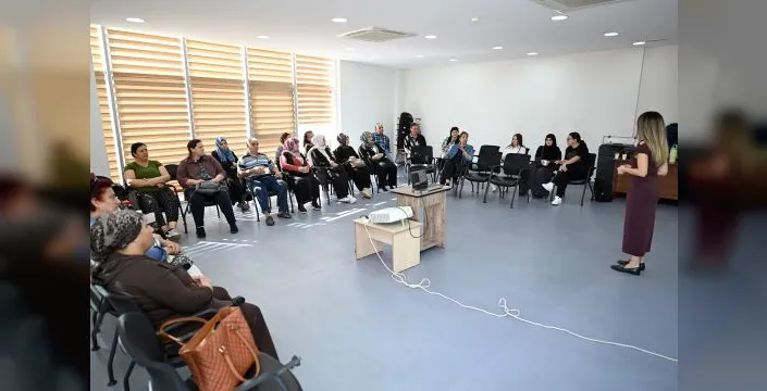 Mersin'de ailelere internet güvenliği eğitimi verildi