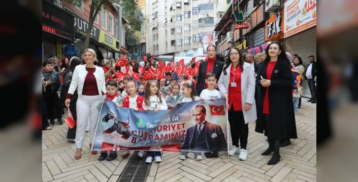 Minikler Cumhuriyet coşkusunu kortej ve koronla kutladı