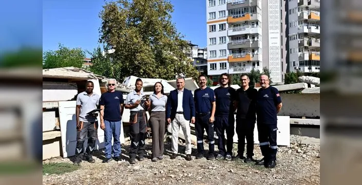 Muratpaşa'da kahraman fareler enkaz altındakileri buluyor