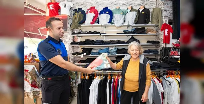 Narlıdere Belediyesi esnafa Türk bayrağı dağıttı