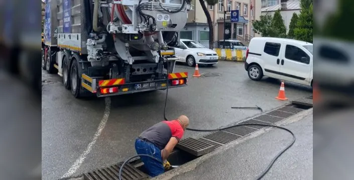 Ordu'da mahalle yollarında menfez temizliği yapılıyor