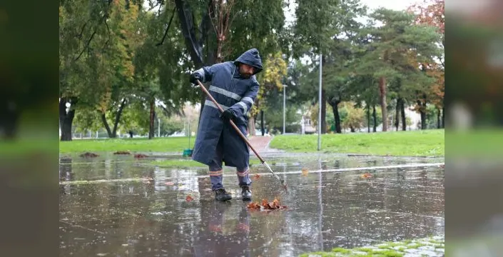 Osmangazi Belediyesi, park ve yeşil alanlarda temizlik çalışmalarını sürdürüyor