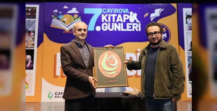 Oytun Erbaş, Çayırova'da kitap fuarında sevenleriyle buluştu