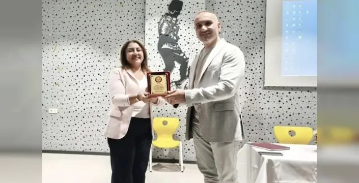 Seniha Mayda Ortaokulu'ndan muhtara plaket