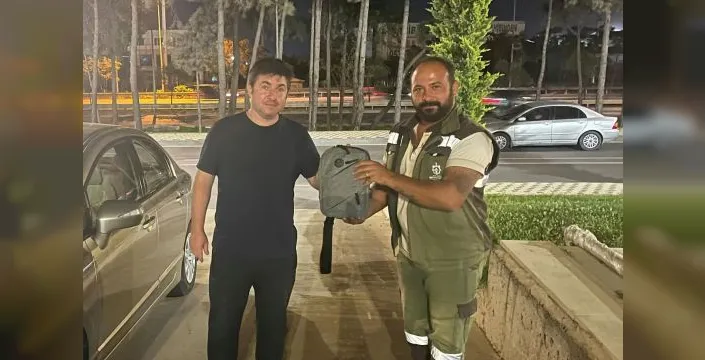 Temizlik görevlisi, kaybolan çantayı sahibine ulaştırdı