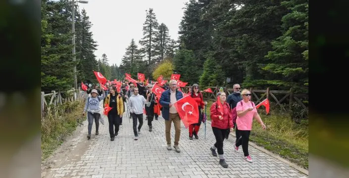 Uludağ'da cumhuriyet yürüyüşü yapıldı