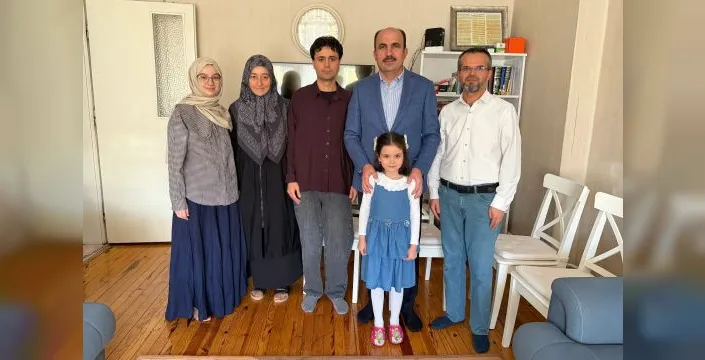 Umre ödülünü kazanan öğrenciye Altay'dan ziyaret