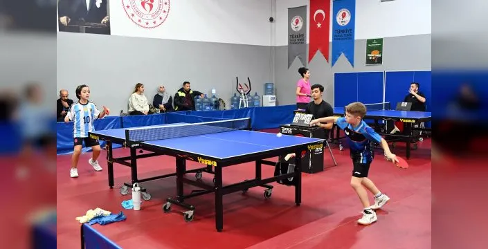 Yalova'da Cumhuriyet Kupası Masa Tenisi Turnuvası