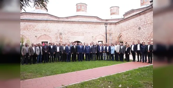 Yenişehir belediye başkanı, muhtarlarla yemekli toplantı düzenledi