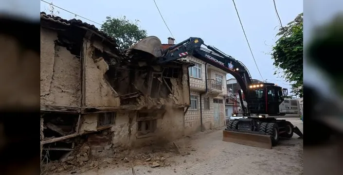 Yenişehir'de metruk yapı muhtar isteğiyle yıkıldı