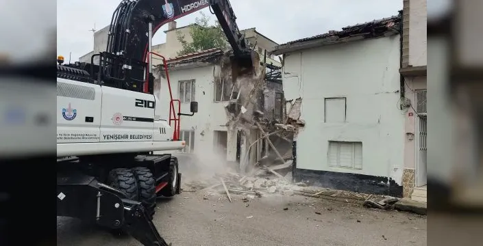 Yenişehir'de tehlikeli binalar yıkılıyor