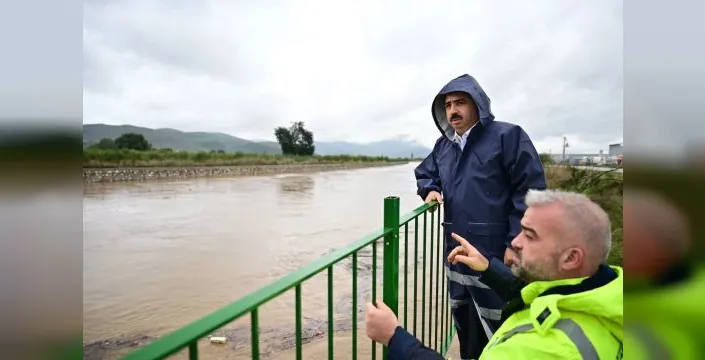 Yıldırım Belediyesi, sağanak sonrası temizlik çalışması başlattı