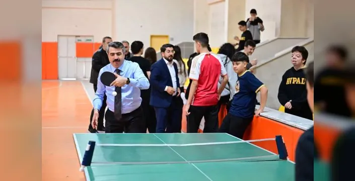 Yılmaz, liseli gençlerle spor yaptı