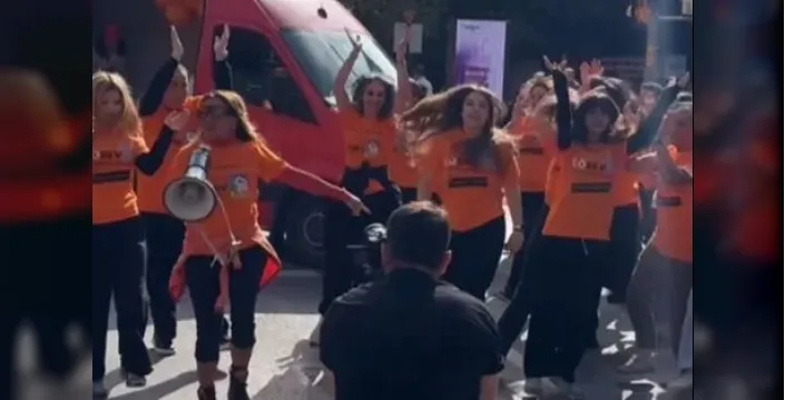 Yonca Evcimik lösemili çocuklar için trafiği durdurdu