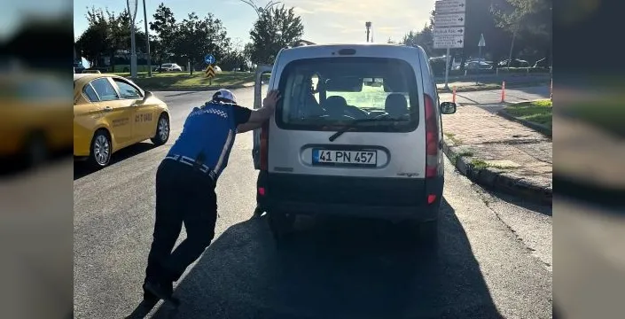 Zabıta ekipleri Umuttepe'de sürücüye ve yaşlı vatandaşa destek oldu